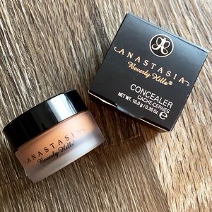 Anastasia Beverly Hills concealer in 6.25 BNIB